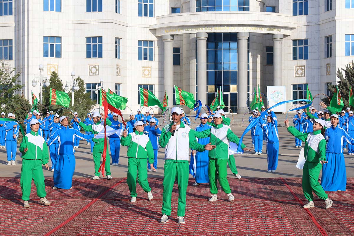 President Serdar Berdimuhamedov took part in the mass bicycle race